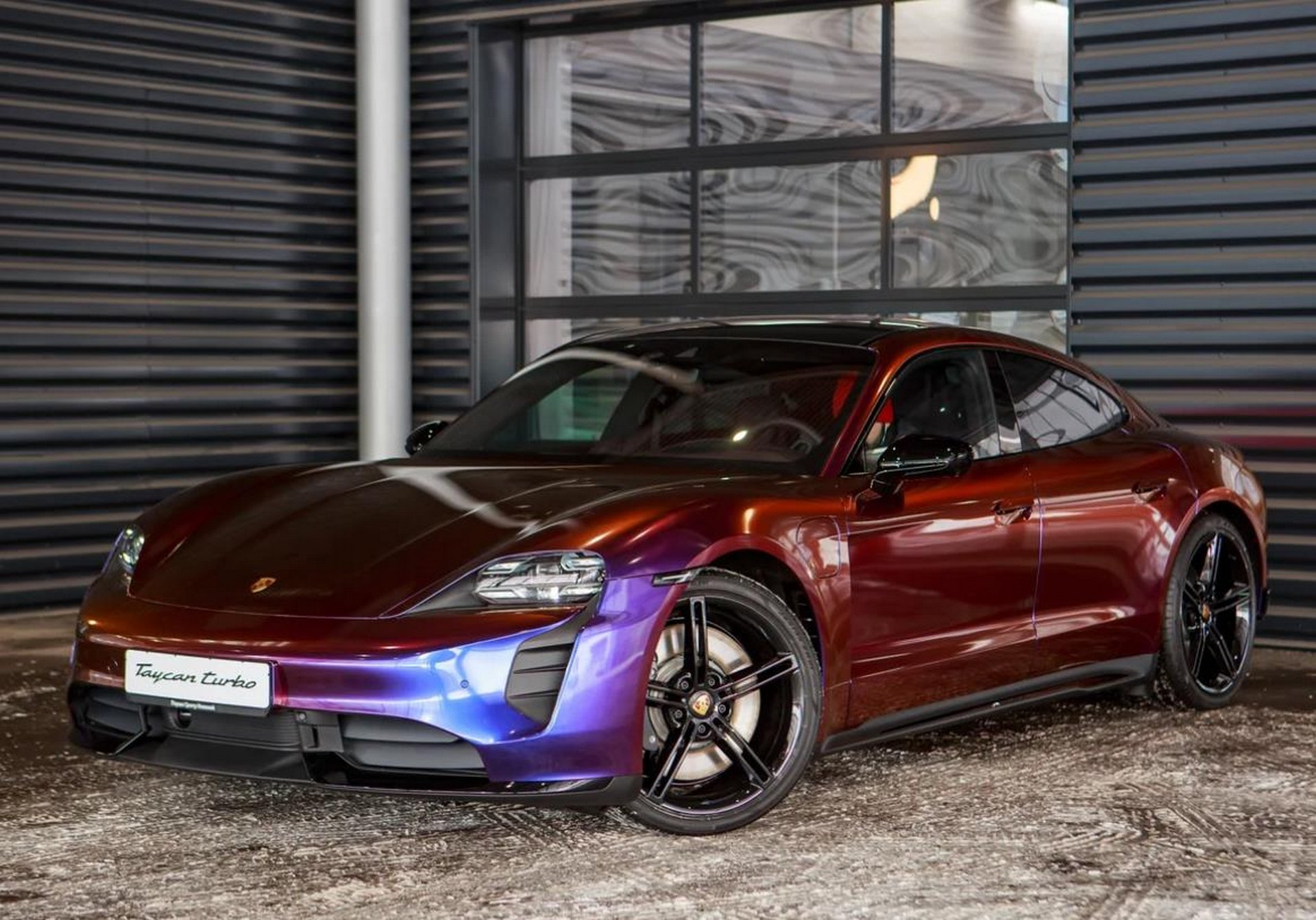 Фотография Porsche Taycan (1 слайд)